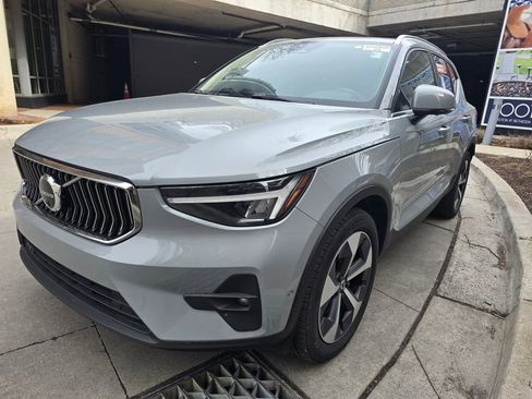 Used 2025 Volvo XC40 B5 Plus image 6