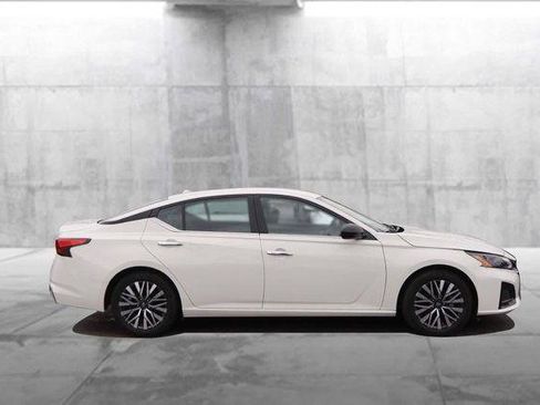 Used 2025 Nissan Altima 2.5 SV image 5