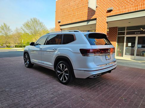 Used 2024 Volkswagen Atlas SEL Premium R-Line AWD/4WD image 4