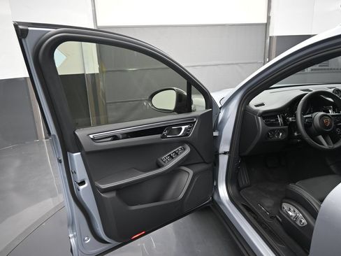 Certified 2025 Porsche Macan Turbo AWD/4WD image 8