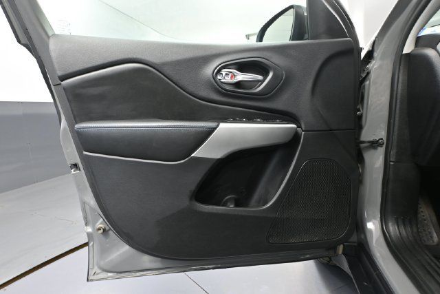 Used 2019 Jeep Cherokee Latitude AWD/4WD image 14