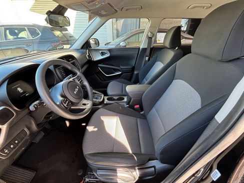 Used 2025 Kia Soul LX w/ LX Technology Package FWD image 23