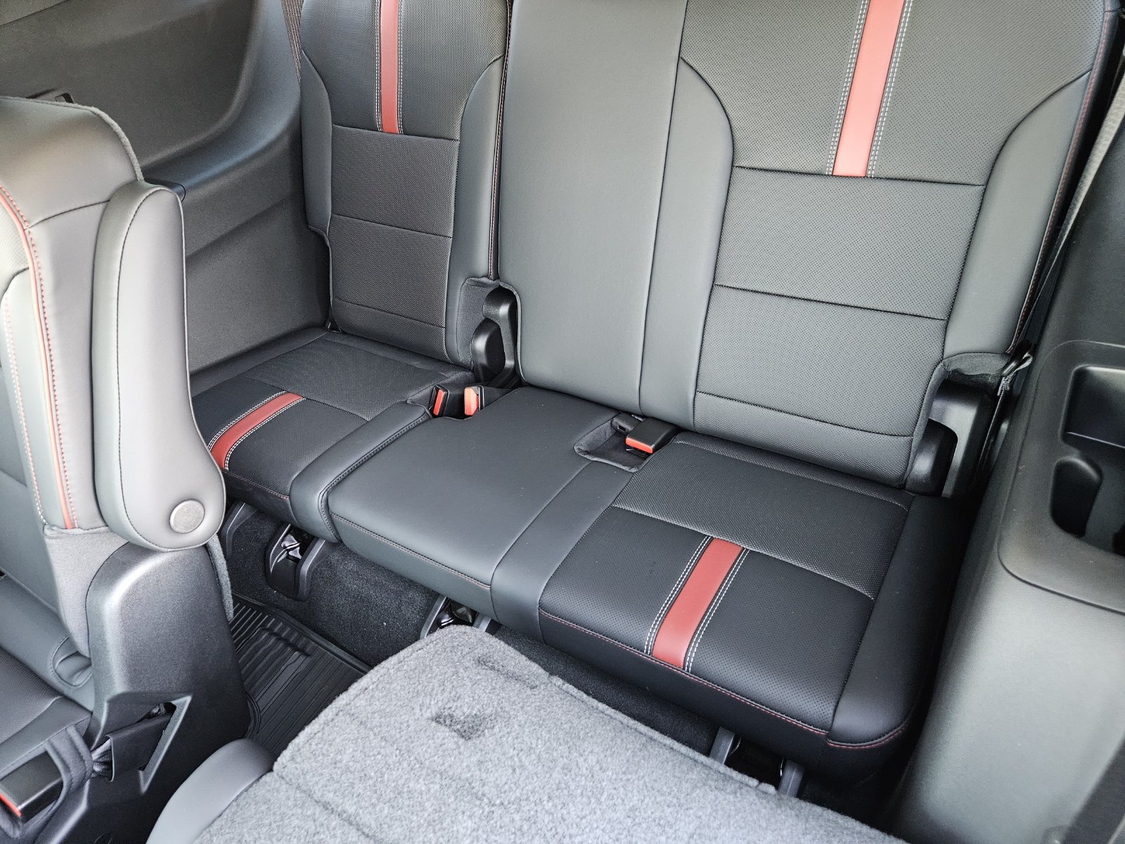 New 2027 Chevrolet Traverse RS w/ LPO, Floor Liner Package FWD image 26