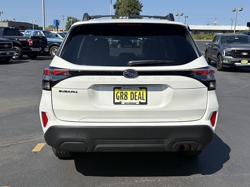 Used 2025 Subaru Forester Premium AWD/4WD image 6