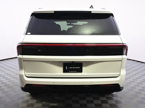 New 2025 Lincoln Navigator Reserve w/ Jet Appearance Package image 5