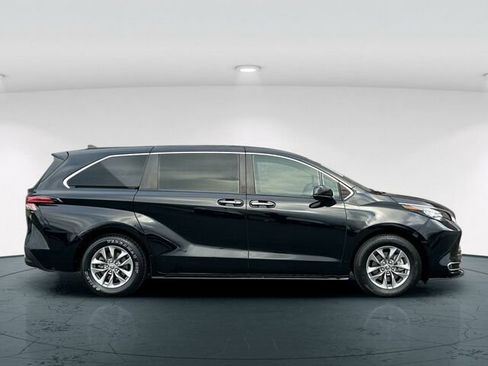 Used 2022 Toyota Sienna XLE image 7