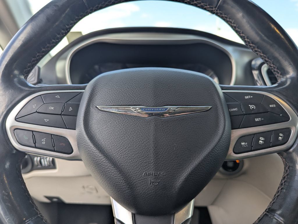 Used 2020 Chrysler Pacifica Touring-L w/ Advanced Safetytec Group FWD image 20