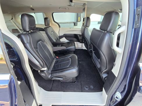 Used 2019 Chrysler Pacifica Touring-L FWD image 22
