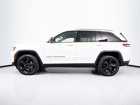 Used 2023 Jeep Grand Cherokee Altitude AWD/4WD image 31