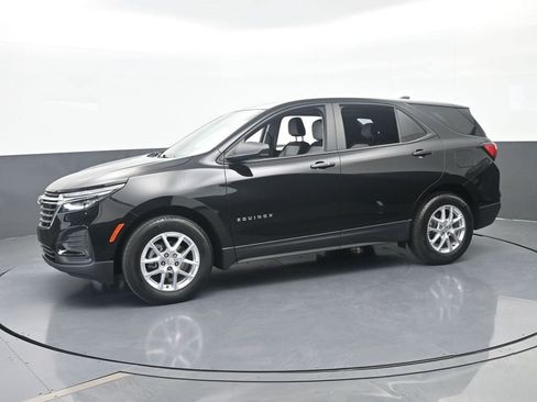 Used 2023 Chevrolet Equinox LS FWD image 2
