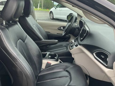 Used 2024 Chrysler Pacifica Touring-L FWD image 32