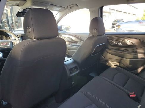 Used 2024 GMC Terrain SLE w/ Driver Convenience Package FWD image 9