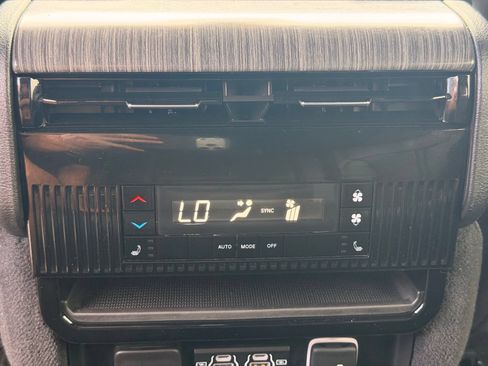 Used 2023 Jeep Wagoneer Series III w/ Preferred Equipment Group AWD/4WD image 26