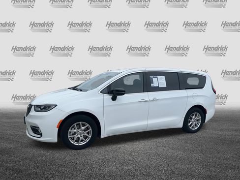 Used 2025 Chrysler Pacifica Select FWD image 5