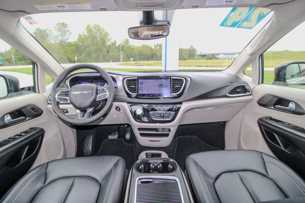 Used 2024 Chrysler Pacifica Touring-L FWD image 10