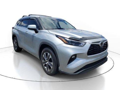Used 2022 Toyota Highlander XLE FWD image 2