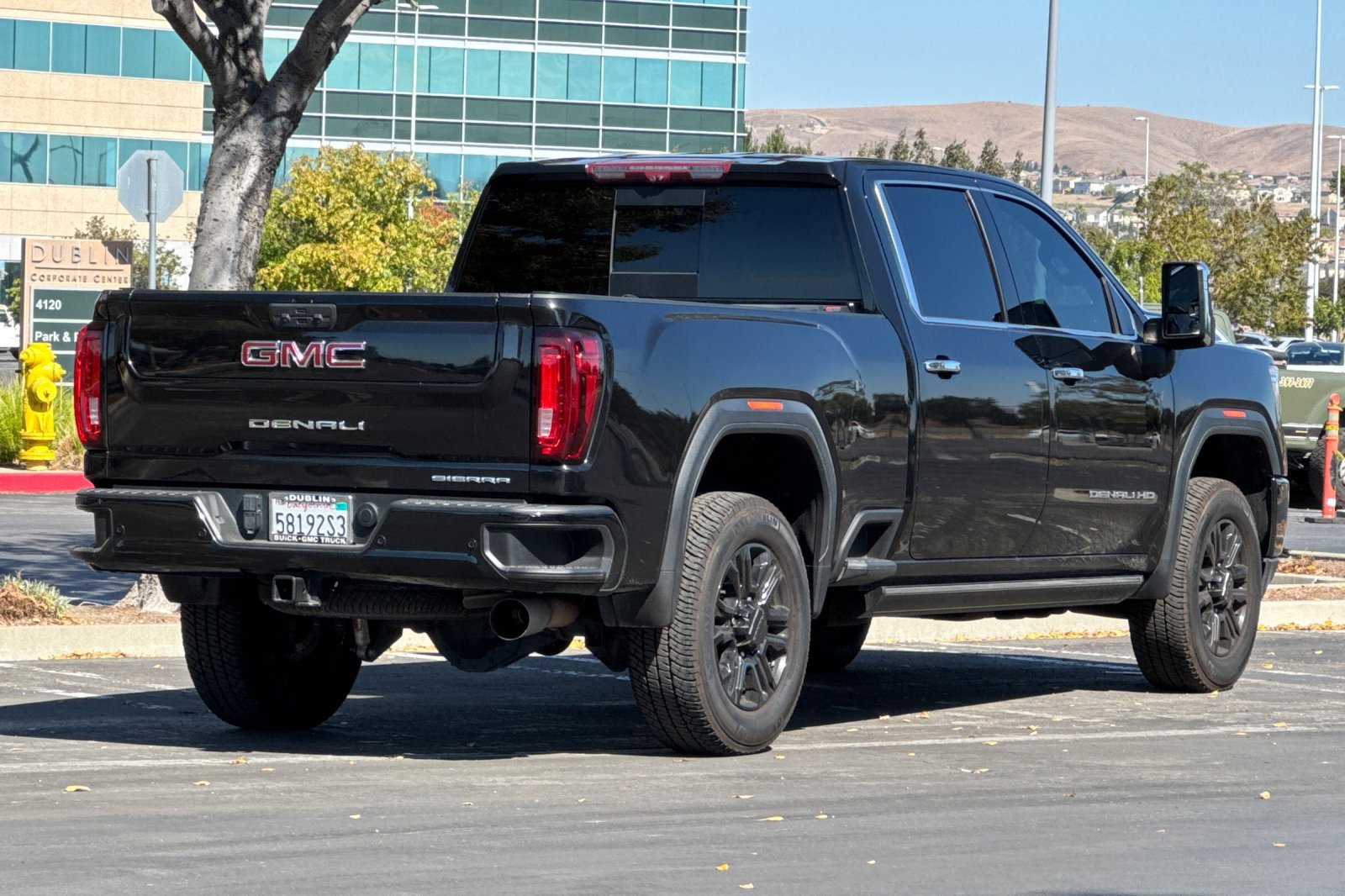 Used 2023 GMC Sierra 2500 Denali w/ Denali Black Diamond Edition AWD/4WD image 4