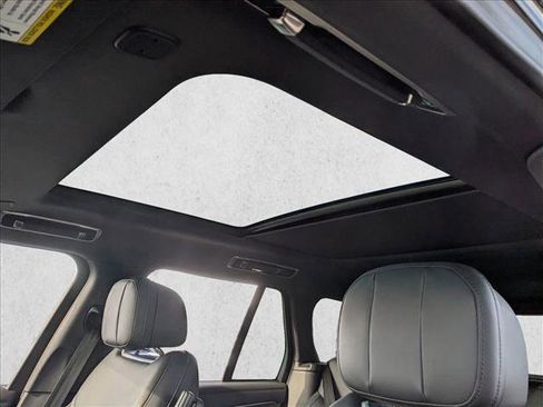 Used 2023 Land Rover Range Rover SE image 16