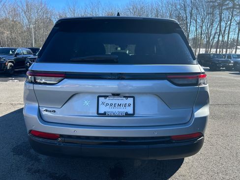 Used 2025 Jeep Grand Cherokee Altitude image 7