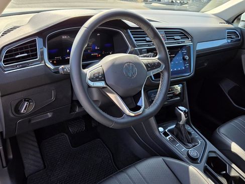 Used 2023 Volkswagen Tiguan SE w/ Panoramic Sunroof Package image 24