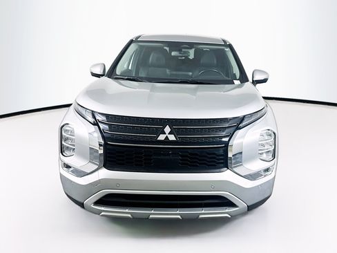 Used 2024 Mitsubishi Outlander SE FWD image 2