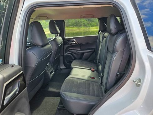 Used 2024 Mitsubishi Outlander SE FWD image 14