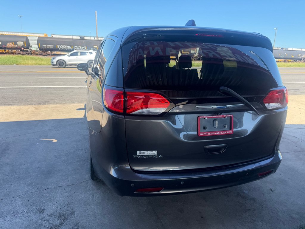 Used 2018 Chrysler Pacifica Touring FWD image 11