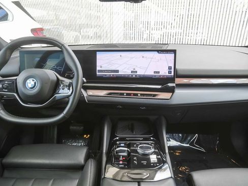 Used 2024 BMW i5 eDrive40i w/ M Sport Package RWD image 9