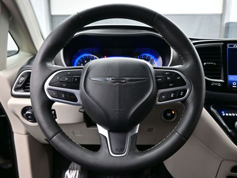 Used 2022 Chrysler Pacifica Touring-L FWD image 25