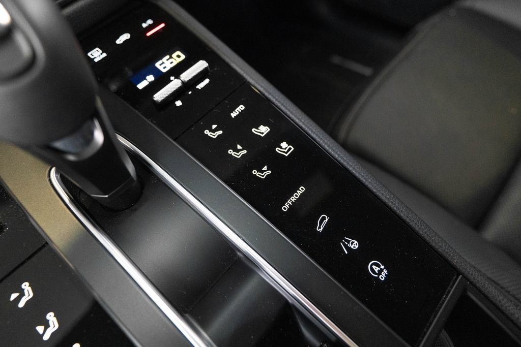 Certified 2026 Porsche Macan AWD/4WD image 24