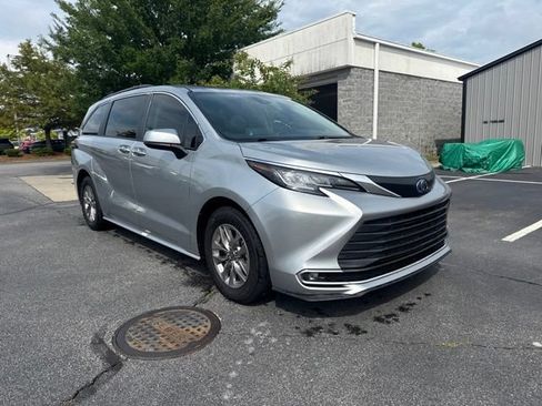 Used 2023 Toyota Sienna XLE FWD image 7