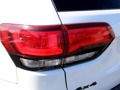 Used 2019 Jeep Grand Cherokee Altitude image 11