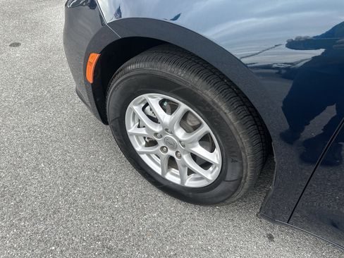 Used 2022 Chrysler Pacifica Touring-L image 11