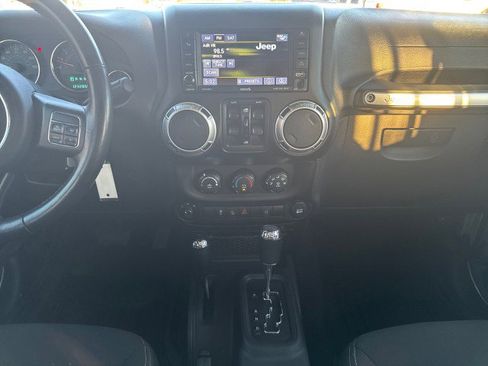 Used 2017 Jeep Wrangler Unlimited Sahara image 19