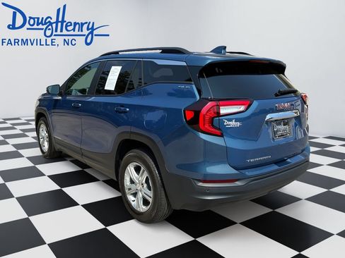 Used 2024 GMC Terrain SLE w/ Driver Convenience Package FWD image 3