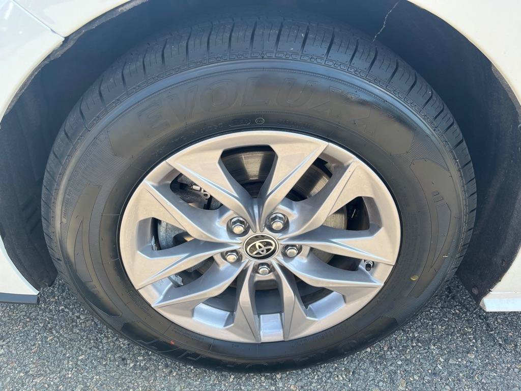 Used 2021 Toyota Sienna XLE w/ XLE Plus Package FWD image 6