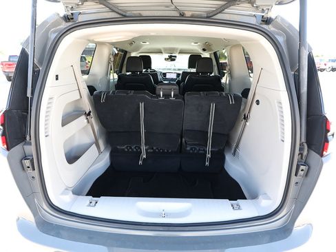 Used 2022 Chrysler Pacifica Touring-L FWD image 6