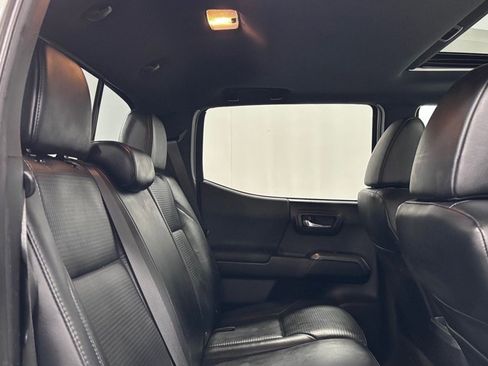 Used 2019 Toyota Tacoma TRD Sport AWD/4WD image 25