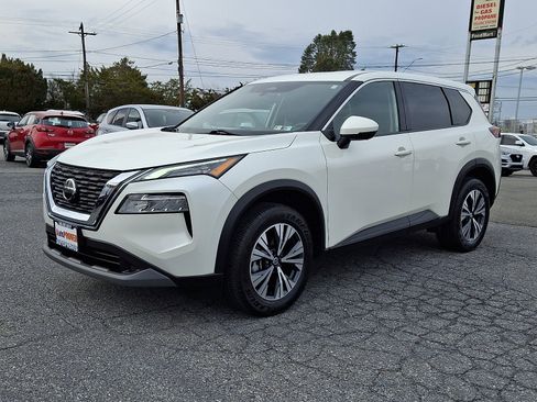 Used 2021 Nissan Rogue SV image 3