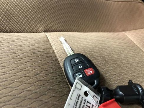 Used 2016 Toyota Corolla LE image 29