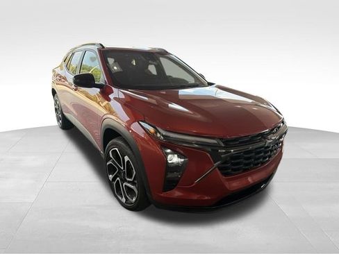 Used 2024 Chevrolet Trax RS w/ Sunroof Package FWD image 1