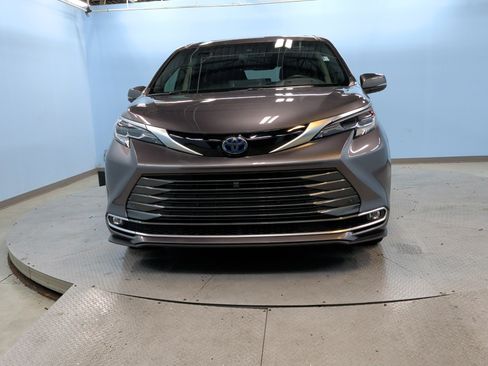 Used 2023 Toyota Sienna Platinum image 6