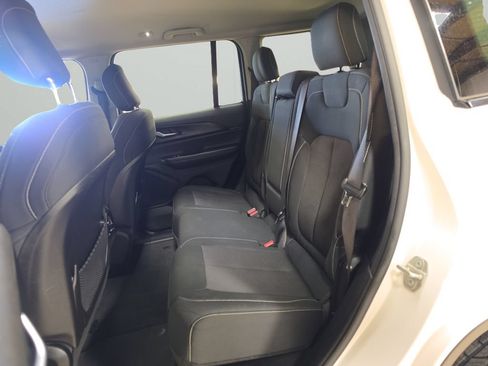 Used 2023 Jeep Grand Cherokee Laredo AWD/4WD image 15
