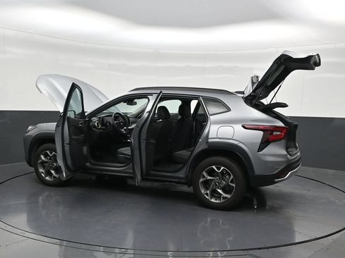 Used 2025 Chevrolet Trax LT w/ Driver Confidence Package FWD image 34