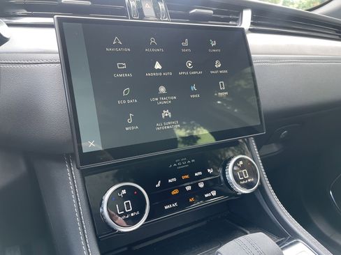 Certified 2024 Jaguar F-PACE R-Dynamic S image 22