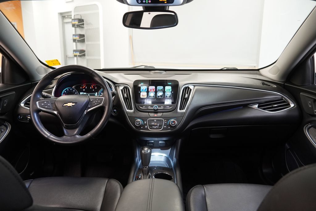 Used 2018 Chevrolet Malibu LT w/ Leather Package FWD image 20
