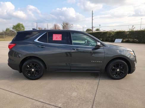 Used 2019 Chevrolet Equinox LT w/ Driver Convenience Package image 4