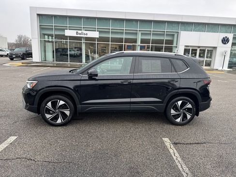 Certified 2025 Volkswagen Taos SE image 5