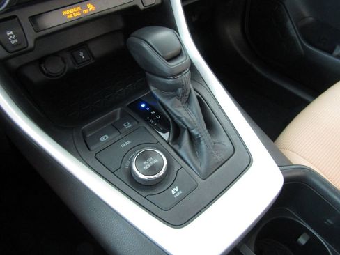 Used 2022 Toyota RAV4 LE image 19