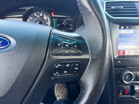 Used 2017 Ford Explorer XLT w/ XLT Technology Feature Bundle image 38